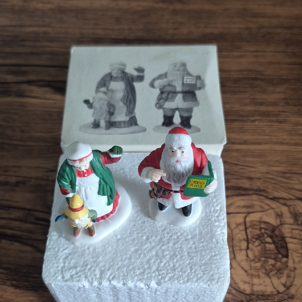 Department 56 "Santa And Mrs. Claus"
